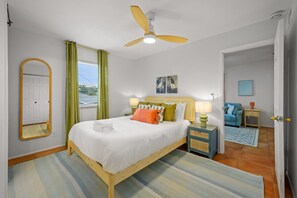 7 dormitorios, escritorio, tabla de planchar con plancha y cuna de viaje