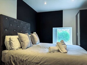 2 bedrooms, iron/ironing board, travel cot, WiFi