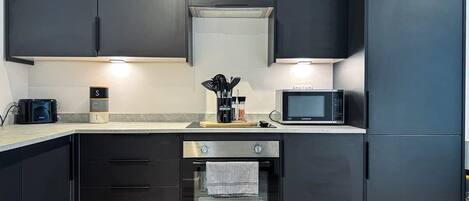 Réfrigérateur, micro-ondes, four, plaque de cuisson