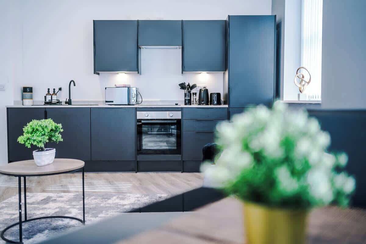 Een koelkast, een magnetron, een oven, een kookplaat