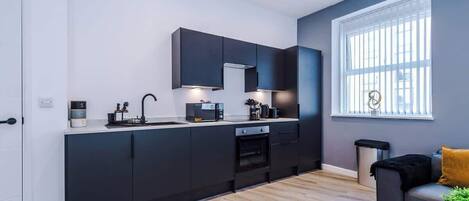 Réfrigérateur, micro-ondes, four, plaque de cuisson