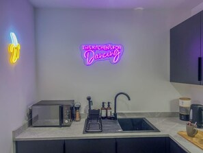 Een koelkast, een microgolfoven, een oven, een kookplaat