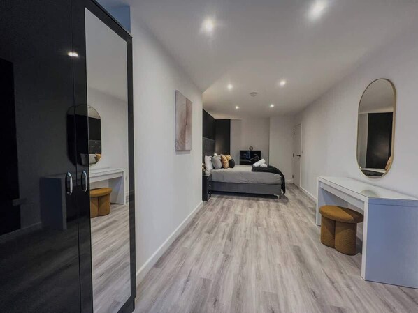 2 slaapkamers, een strijkplank/strijkijzer, reisbedje, wifi