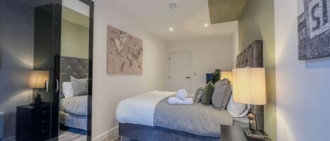 2 bedrooms, desk, iron/ironing board, WiFi