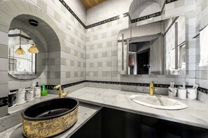 家庭套房, 海景 | 浴室 | 淋浴设施、免费洗浴用品、吹风机、毛巾