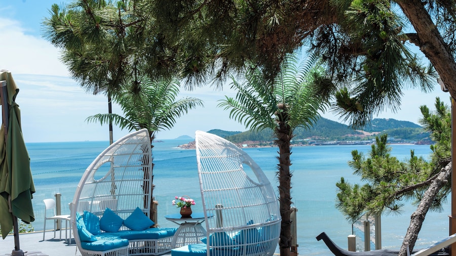 Laoshan Swan Castle Vacation Garden B&B
