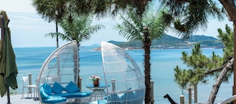 Laoshan Swan Castle Vacation Garden B&B