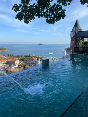 Una piscina al aire libre de temporada