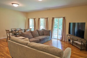 TV - Cozy Huguenot Hideaway (Huguenot)