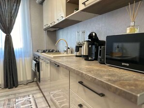 Fridge, oven - G&A Luxe Apartment Central (Târgu Jiu)