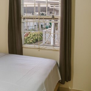 1 dormitorio, tabla de planchar con plancha, wifi y ropa de cama