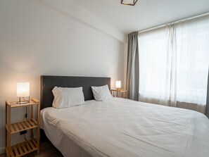 2 slaapkamers, een bureau, internet