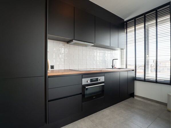 Réfrigérateur, lave-vaisselle, vaisselle et ustensiles