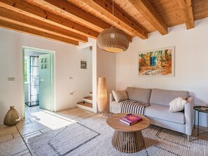 Una televisión, una chimenea