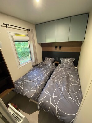 3 bedrooms, desk, free WiFi - High-comfort mobile home rental, non-smoking, no pets, calm and serenity. (Monterblanc)