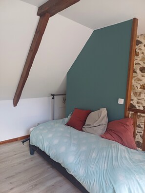 Lit de bébé portatif, accÚs au Wi-Fi (inclus), literie fournie