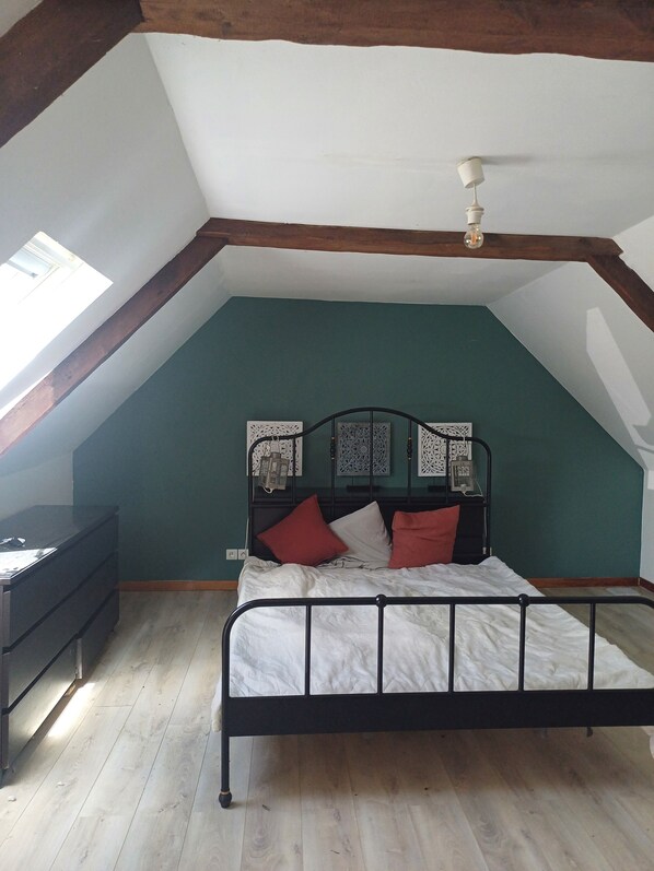 Travel cot, free WiFi, bed sheets, wheelchair access