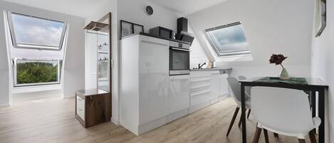 Køleskab, mikrobølgeovn, ovn, kogeplade