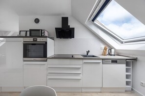 Kylskåp, mikrovågsugn, ugn och spishäll