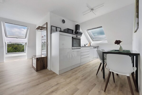 Een koelkast, een microgolfoven, een oven, een kookplaat