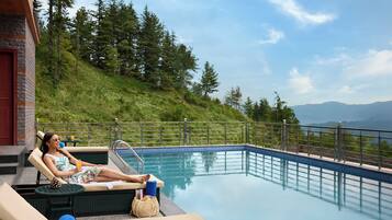 Outdoor pool, lifeguards on site
