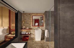 Articles de toilette gratuits, sèche-cheveux, peignoirs, chaussons
