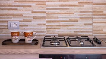 Kühlschrank, Ofen, Geschirrspüler, Kochgeschirr/Geschirr/Besteck