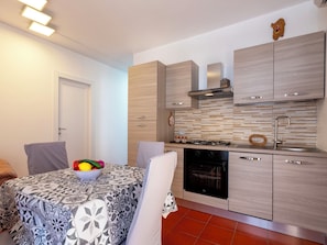 Frigorifero, forno, lavastoviglie, pentole/stoviglie/utensili