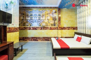 Desk, free WiFi, bed sheets - TRANG THU 2 HOTEL (Ho Chi Minh City)
