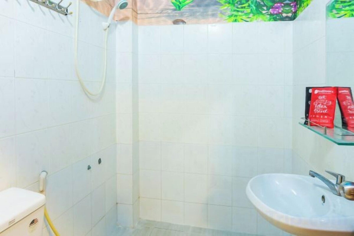 Bathroom | Shower, free toiletries, hair dryer, towels