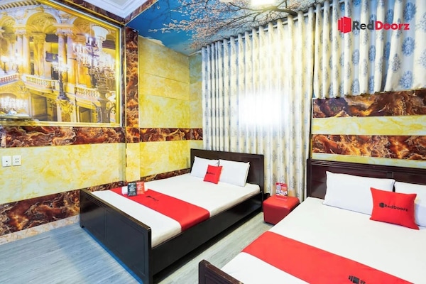 Escritorio, wifi gratis y ropa de cama