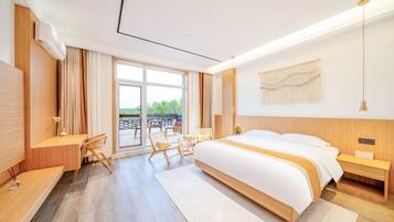 Eenvoudige tweepersoonskamer, uitzicht op bergen | Een bureau, een laptopwerkplek, gratis wifi, beddengoed