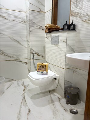 Suihku, bidee, pyyhkeet, saippua