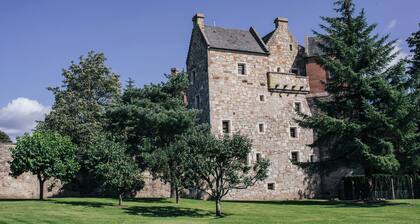 Historic 6-Bedrooms Castle Retreat