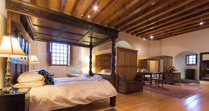 Historic 6-Bedrooms Castle Retreat