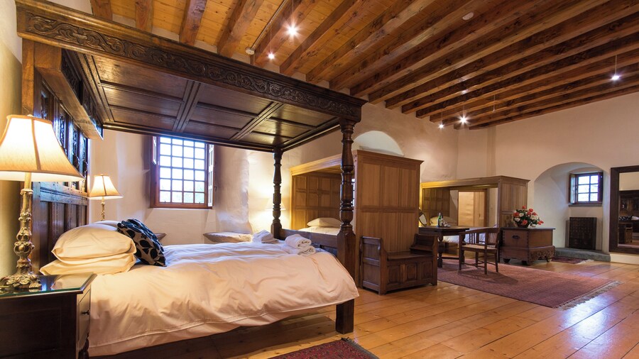 Historic 6-Bedrooms Castle Retreat