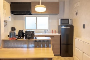Full-sized fridge, microwave, stovetop, cookware/dishes/utensils