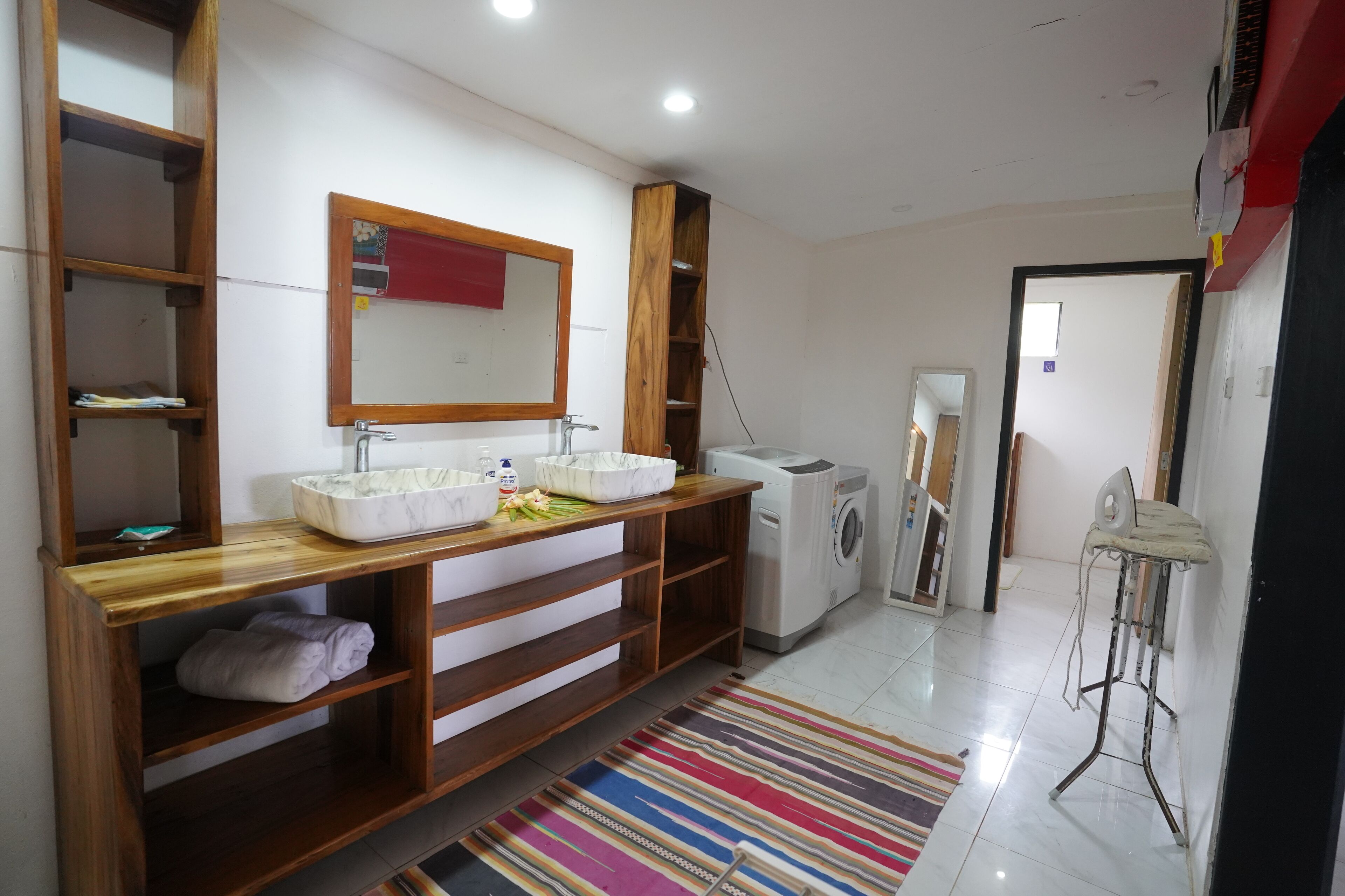 Phòng dành cho gia đình, máy điều hòa, quang cảnh biển | Phòng tắm | Buồng tắm vòi sen, khăn tắm, xà phòng, dầu gội 