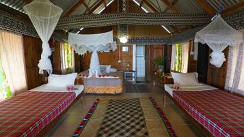 Neljän hengen perhehuone, parveke, merinäköala | Silitysrauta/-lauta