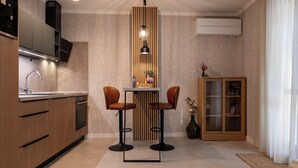 Wasserkocher mit Kaffee-/Teezubehör, Kühlschrank, Mikrowelle, Ofen
