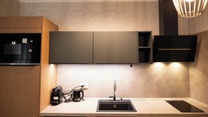 Wasserkocher mit Kaffee-/Teezubehör, Kühlschrank, Mikrowelle, Ofen