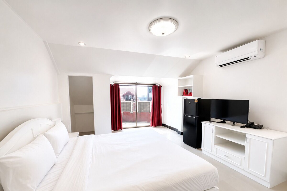 Comfort Room, 1 Queen Bed, Non Smoking, Pool View | Free WiFi, bed sheets