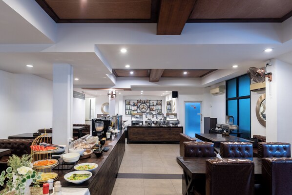 Petit déjeuner buffet (250 THB par personne)
