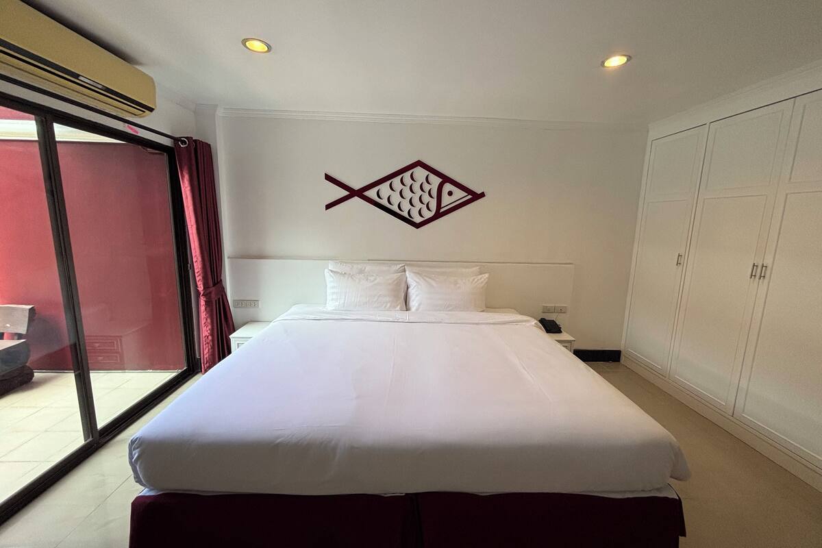Standard Room, 1 King Bed, Pool View | Free WiFi, bed sheets