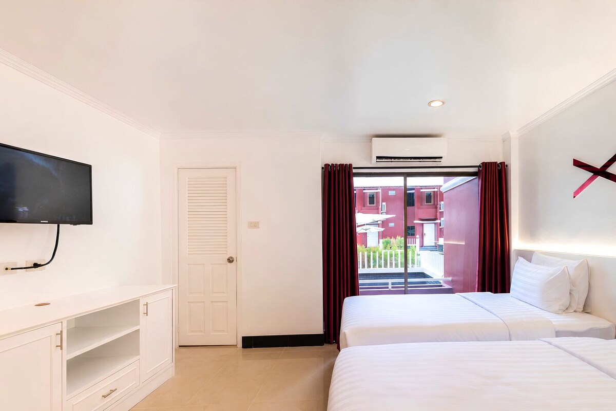 Standard Room, 2 Single Beds, Pool Access | Free WiFi, bed sheets