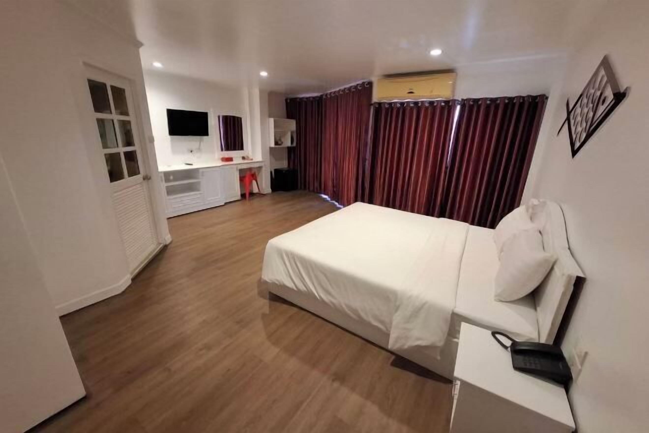 Free WiFi, bed sheets