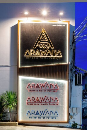 A sign for Arawana North Pattaya, listing its amenities: Regency North Pattaya, Express North Pattaya, Residence North Pattaya, and Hostel North Pattaya. - Arawana Express North Pattaya (Pattaya)