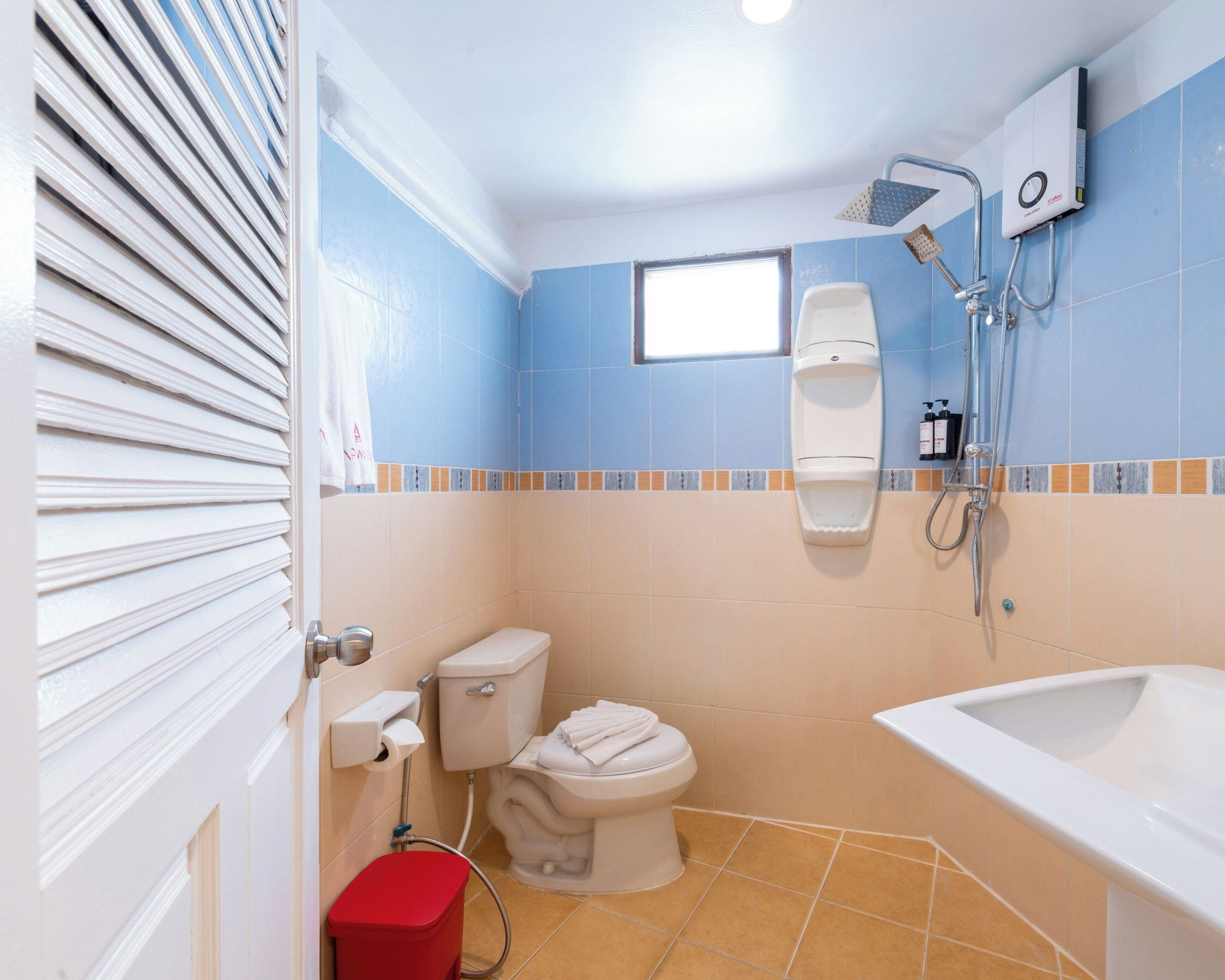 Een badkamer met toilet, bidet en wastafel.
