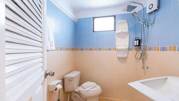 Een badkamer met toilet, bidet en wastafel.