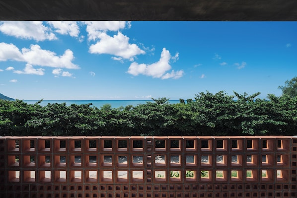 Blick durch eine Ziegelwand auf einen strahlend blauen Himmel und den weiten Horizont.